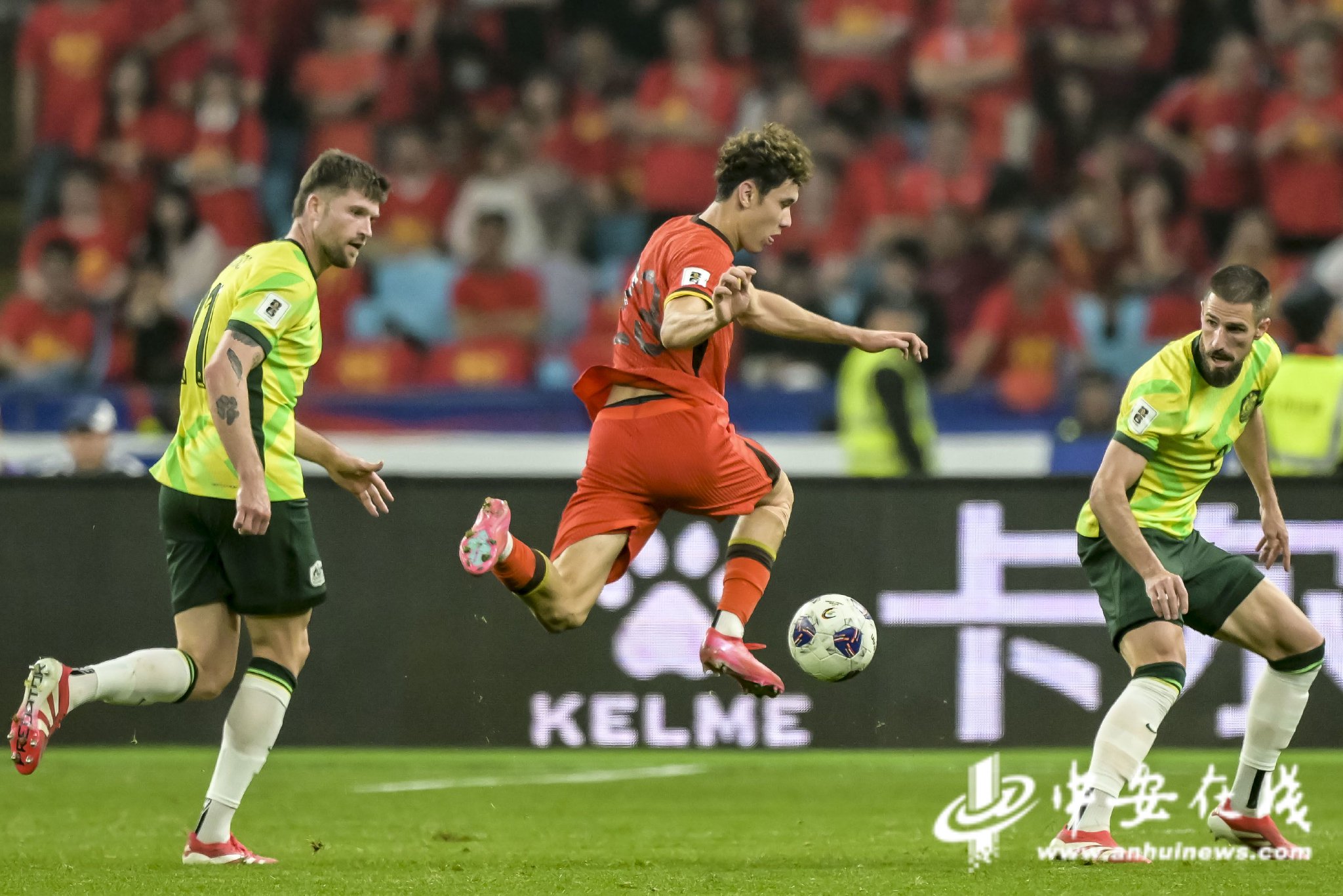乐鱼官方网站-包含世界杯预选赛上演惊险一幕，球员壮举令人瞠目的词条