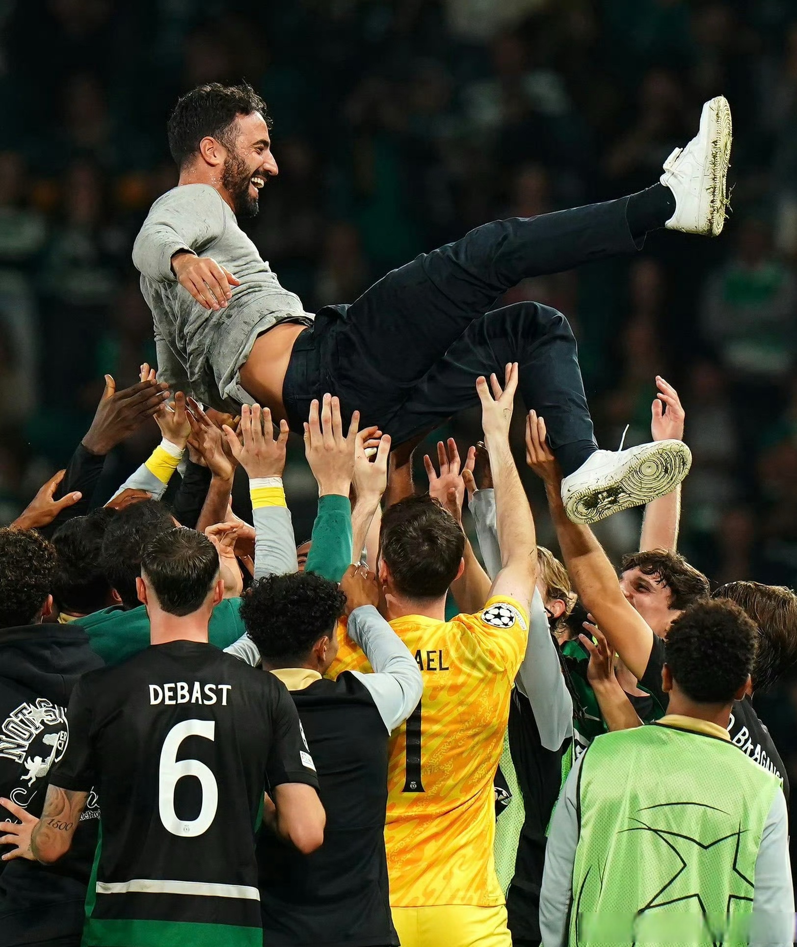 曼联队战胜对手，球员备战欧冠联赛