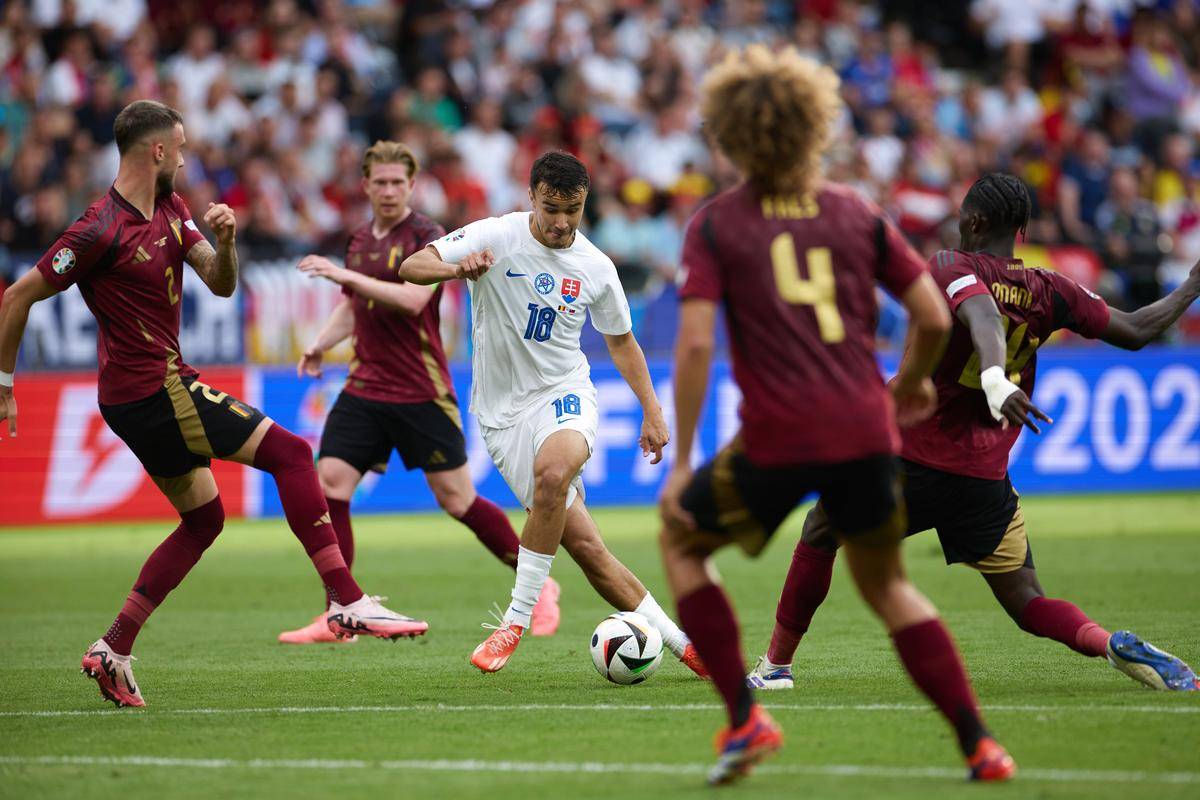 斯洛文尼亚队全力以赴，成功晋级欧洲杯八强