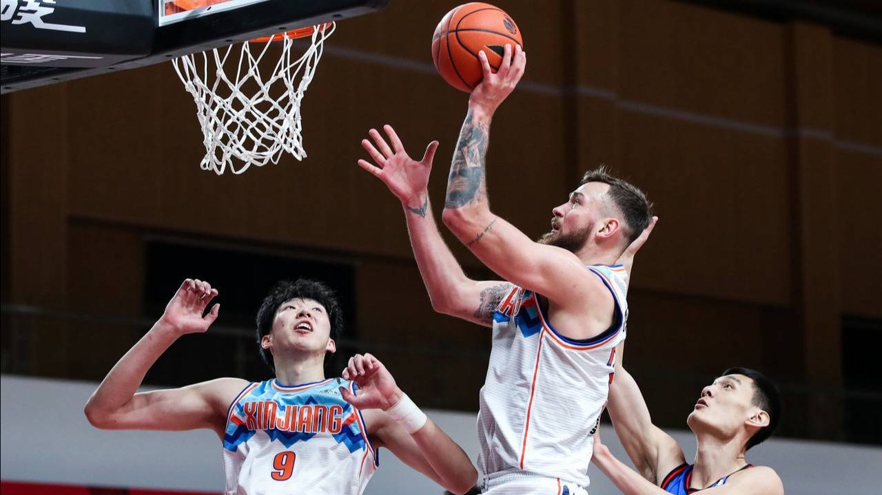 天津队险胜凯尔特人,周琦统治全场 天津队险胜凯尔特人,周琦统治全场